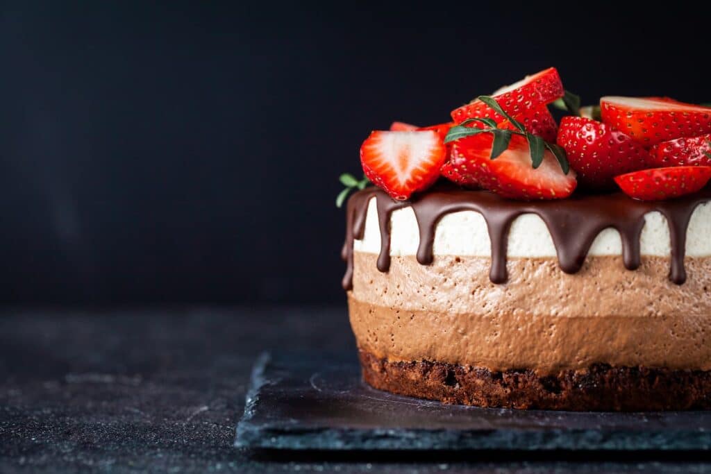 Ein Kuchen mit Erdbeeren auf einer Schieferplatte