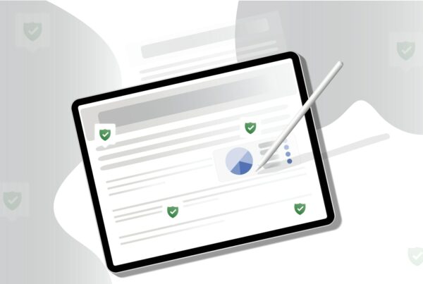 Ein iPad auf einem abstrakten Hintergrund auf dem ein abstrakter Businessplan geschrieben wird.